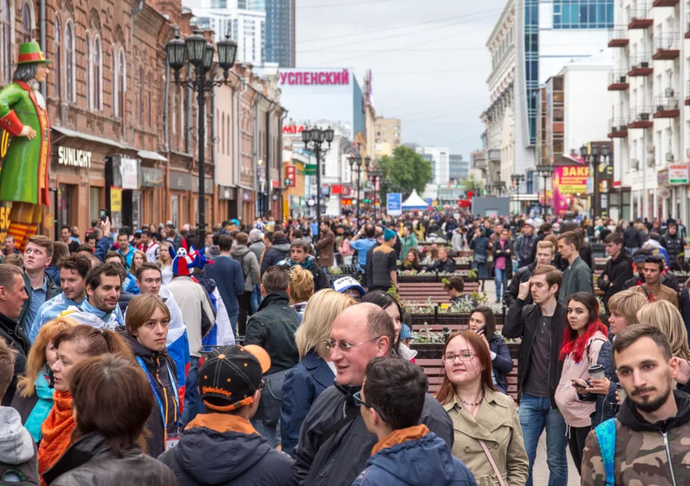 Население людей города. Улица Вайнера Екатеринбург 2020. Улица Вайнера Екатеринбург толпы людей. Екатеринбург население. Жители Екатеринбурга.