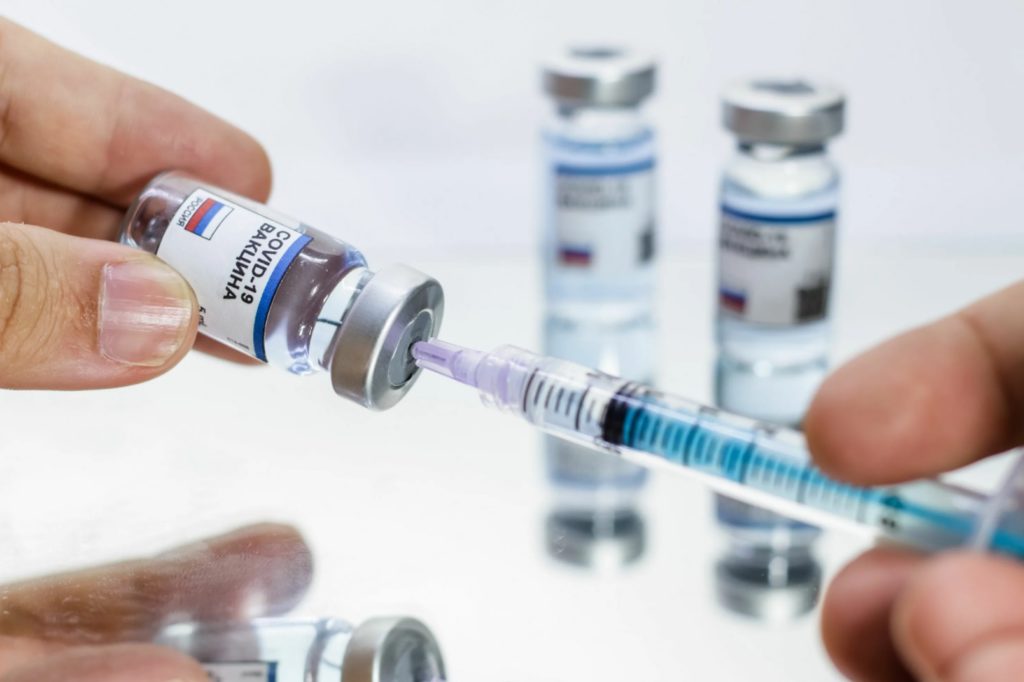 Какая вакцина от коронавируса в России более безопаснее и эффективнее на сегодняшний день?