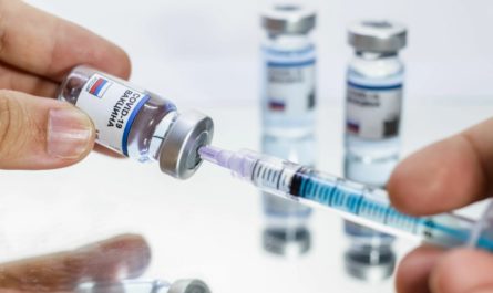 Какая вакцина от коронавируса в России более безопаснее и эффективнее на сегодняшний день?