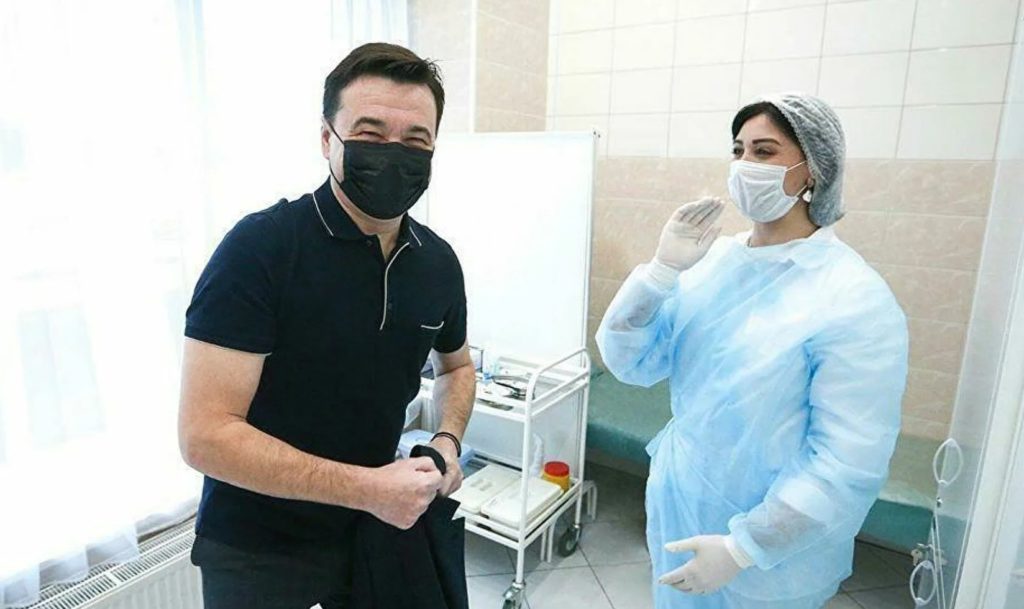 Губернатор Московской области Воробьев вновь привился от коронавируса
