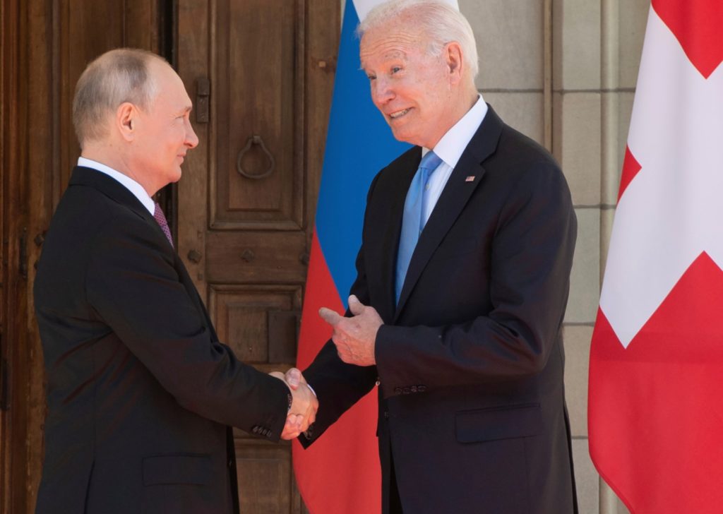 Байден или Путин: кто круче? Сравниваем двух президентов.
