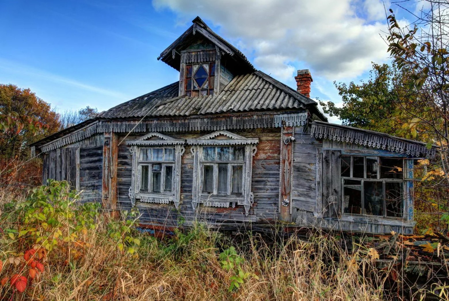 Приму дома. Полуразрушенный дом в России в деревне. Старый деревянный дом. Всратый деревянный дом. Заброшенный деревенский дом.