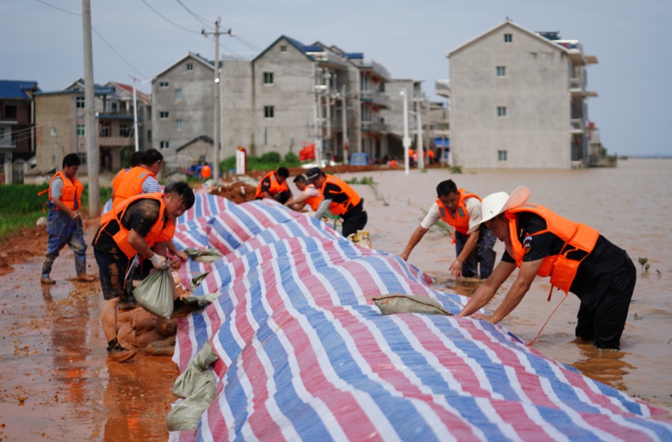 Ситуация в Китае на сегодняшний день: наводнение унесло жизни 33 человек