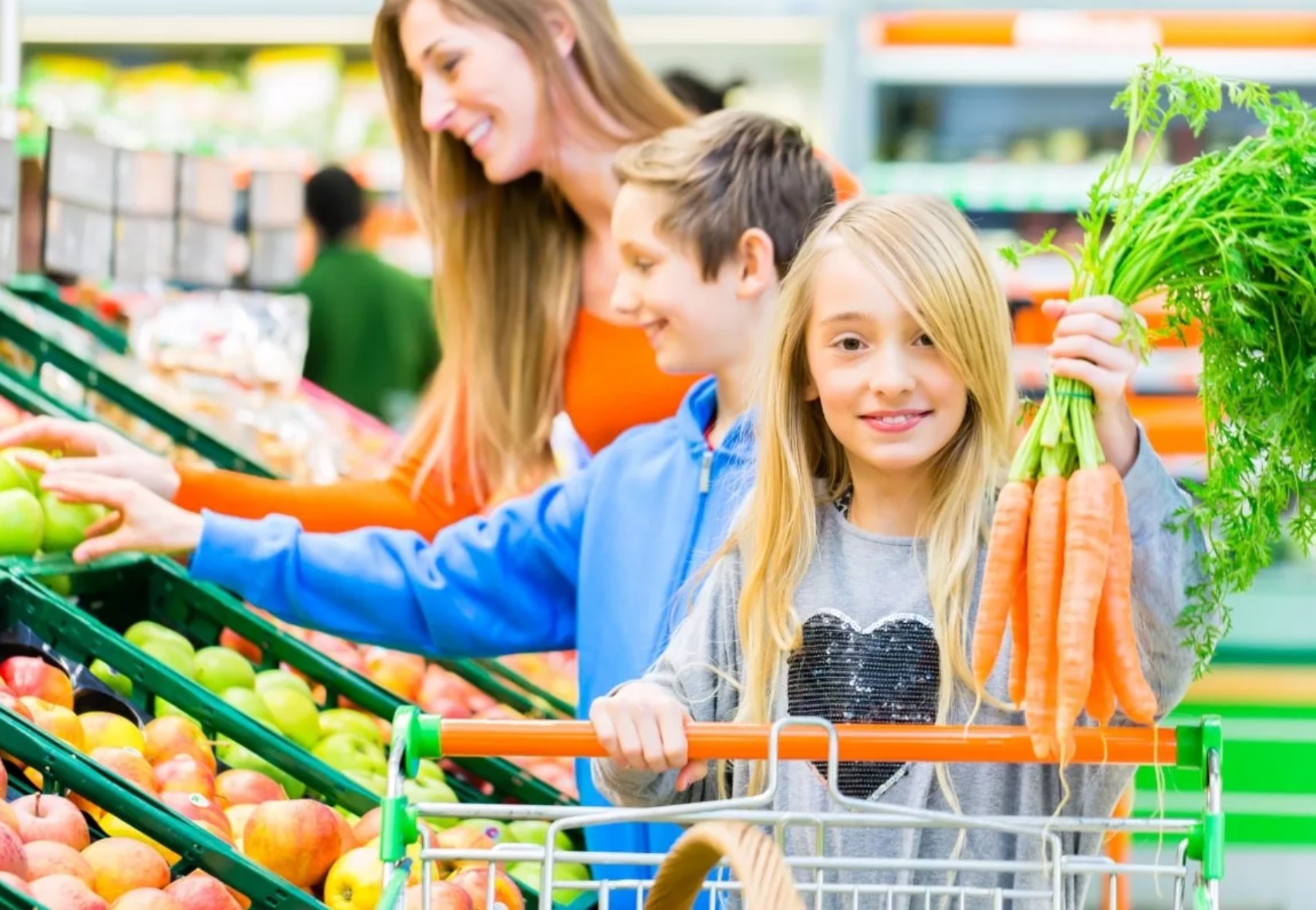 Положено москвичам. Подросток с продуктами. Овощи и фрукты. Подросток идет в магазин. Подростки в магазине картинки.