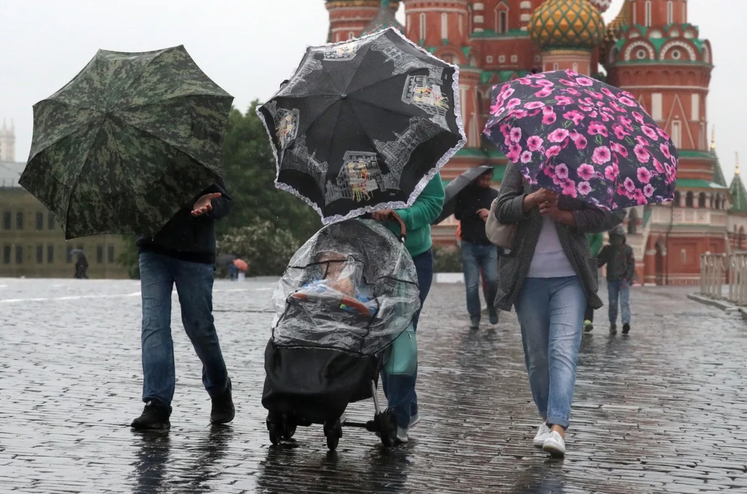 Будет ли сегодня дождь в москве. Дождливая Москва. Дождь в Москве. Майский дождь в Москве. Самый дождливый день.