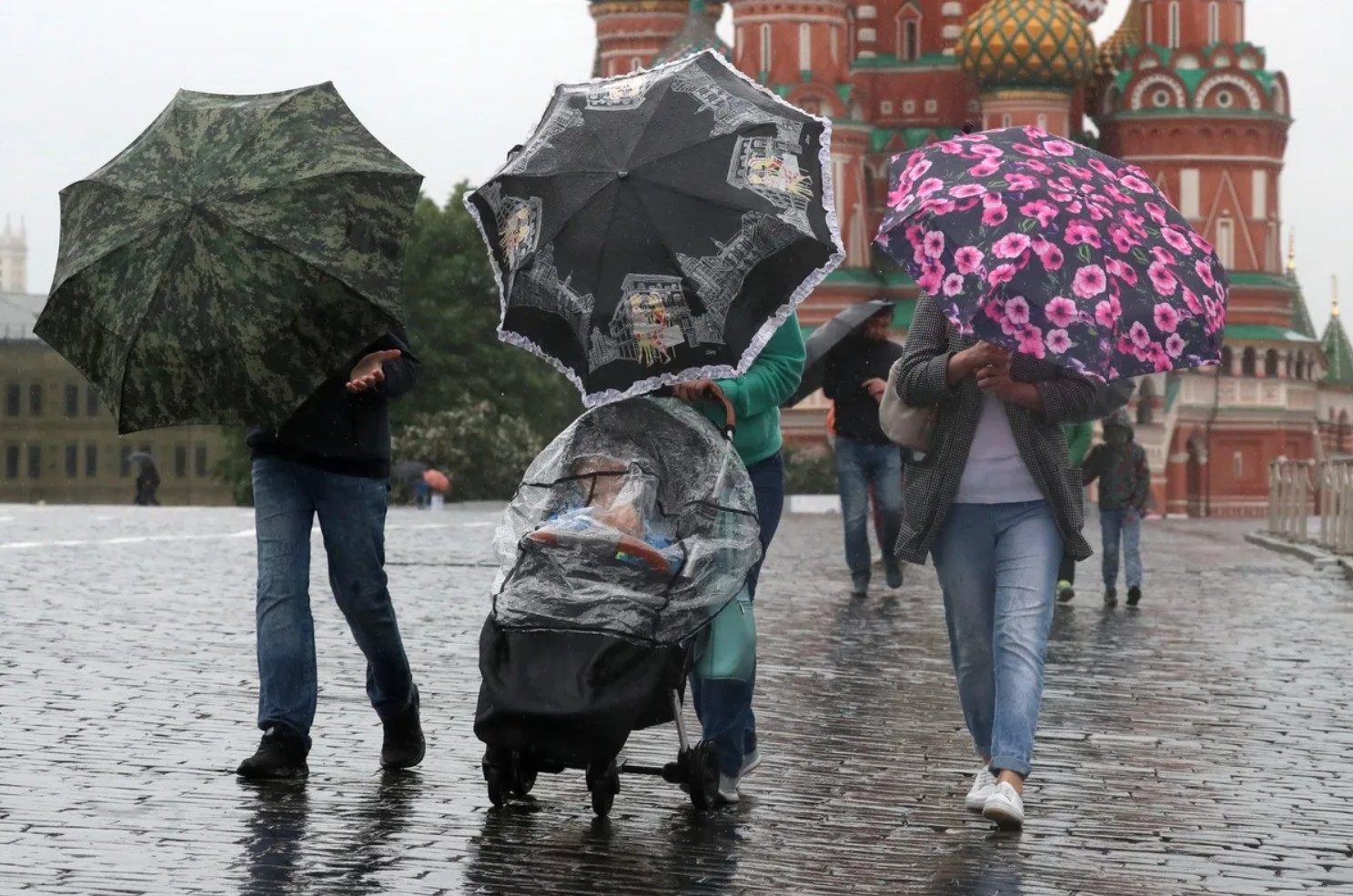 Когда дождь в москве включи умную. Дождливая Москва. Московский дождь. Майский дождь в Москве. Небольшой дождь в Москве.