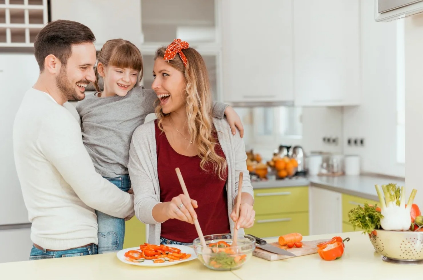 In the kitchen. Семья на кухне. Счастливая семья на кухне. Фотосессия семьи на кухне. Семья на новой кухне.