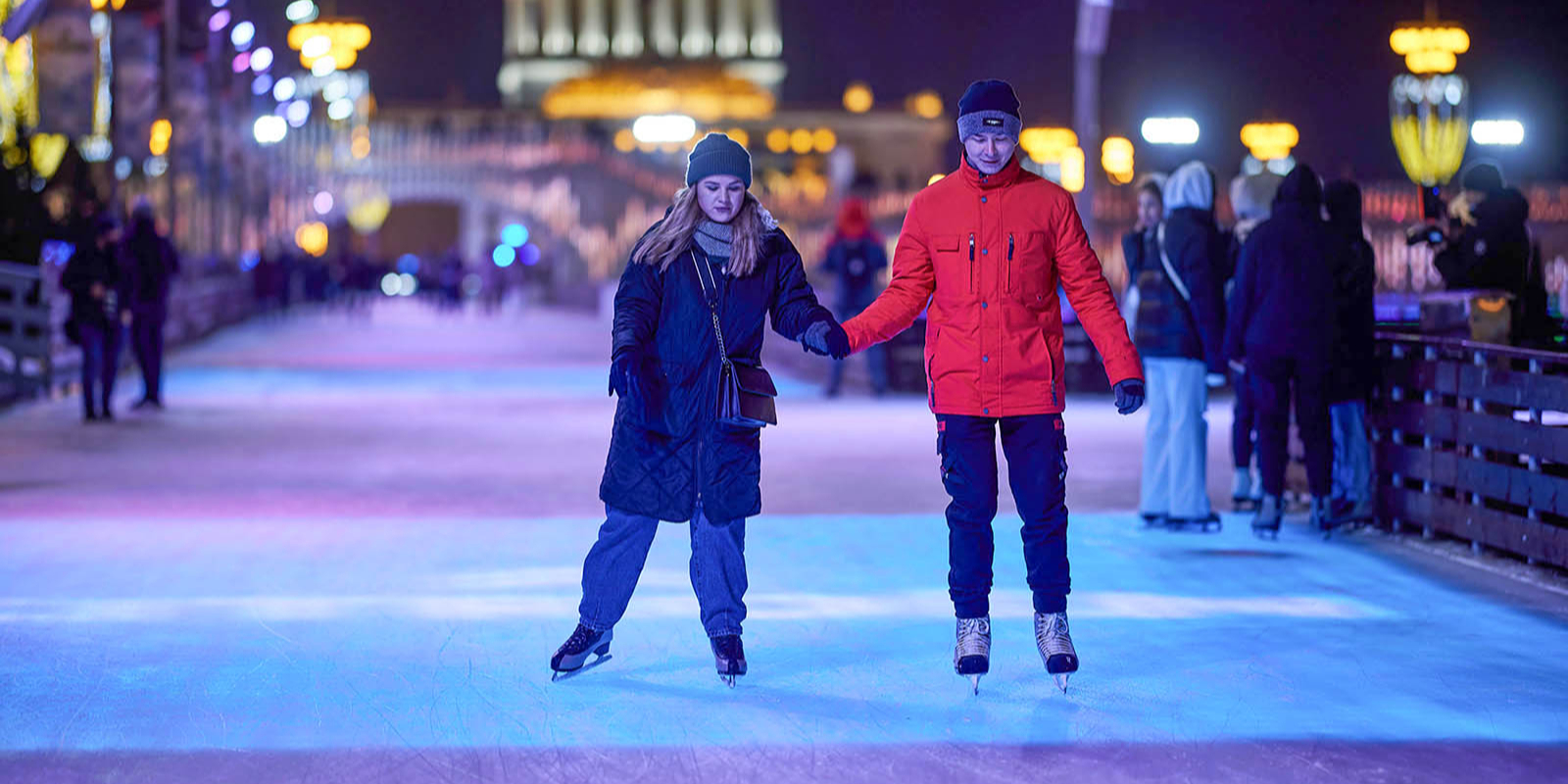 Вднх кататься. Каток ВДНХ, Москва. Каток ВДНХ. Каток на ВДНХ 2022. Зимний каток на ВДНХ.