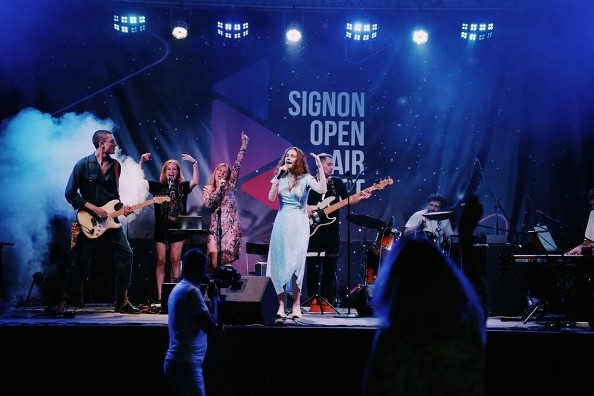 Сольный концерт Жени Львовской прошел в первый день музыкального фестиваля СИГНОН Open Air Fest 2023